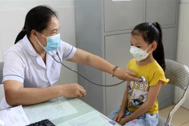Khám sàng lọc trước khi tiêm vaccine phòng COVID-19 cho trẻ tại Trạm y tế xã Vũ Chính, thành phố Thái Bình. (Ảnh: Thế Duyệt/TTXVN)