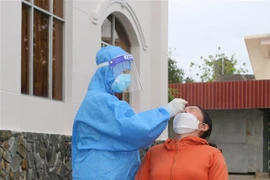 Nhân viên CDC tỉnh Bạc thực hiện quy trình xét nghiệm chuẩn đoán COVID-19. (Ảnh: TTXVN phát)