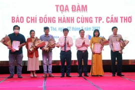 Trao giải Nhất Giải báo chí về Đồng bằng sông Cửu Long lần thứ VI - năm 2021. (Ảnh: Trung Kiên/TTXVN)