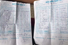 Hai phiếu tính tiền được du khách đăng tải trên mạng xã hội phản ánh một số dịch vụ ăn uống với giá cao. (Ảnh: TTXVN phát)