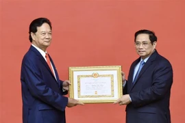 Thủ tướng Phạm Minh Chính trao Huy hiệu 55 tuổi Đảng cho đồng chí Nguyễn Tấn Dũng, nguyên Ủy viên Bộ Chính trị, nguyên Thủ tướng Chính phủ. (Ảnh: TTXVN)
