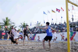 Pha tấn công ghi điểm của cầu thủ đội tuyển Việt Nam vào lưới của đội tuyển Singapore. (Ảnh: Quý Trung/TTXVN)