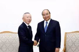 Thủ tướng Nguyễn Xuân Phúc tiếp ông Yanai Tadashi, Chủ tịch, kiêm Tổng giám đốc Tập đoàn Fast Retailing, Nhật Bản. (Ảnh: Thống Nhất/TTXVN)