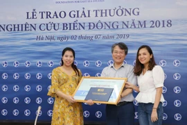 Lễ trao giải Báo chí xuất sắc về biển Đông năm 2018 cho hai tác giả Nguyễn Minh Hằng và Nhan Thanh Huyền với tác phẩm Hướng về Hoàng Sa-Trường Sa (Ban Biên tập tin Đối ngoại, TTXVN). (Ảnh: Lâm Khánh/TTXVN)
