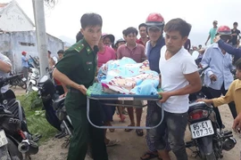 Đưa thi thể nạn nhân trong vụ chìm tàu trong đêm 2/7 về nhà lo hậu sự. (Ảnh: Nguyễn Thành/TTXVN)