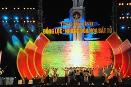 Một tiết mục trong chương trình. (Ảnh: Hoàng Ngà/TTXVN)