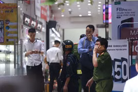 Cảnh sát kiểm tra, khám xét tại cửa hàng điện thoại Nhật Cường mobile ở 33 Lý Quốc Sư, Hà Nội. (Ảnh: Doãn Tấn/TTXVN)