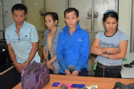 Các đối tượng cùng tang vật. (Ảnh: TTXVN phát)