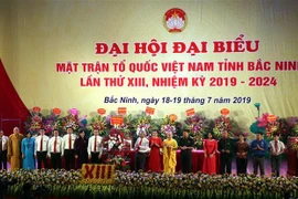 Các tầng lớp nhân dân tỉnh Bắc Ninh tặng hoa chúc mừng Đại hội. (Ảnh: Đinh Văn Nhiều/TTXVN)