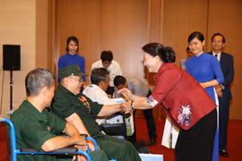 Chủ tịch Quốc hội Nguyễn Thị Kim Ngân tặng quà cho các đại biểu thương binh nặng tiêu biểu toàn quốc. (Ảnh: Dương Giang/TTXVN)
