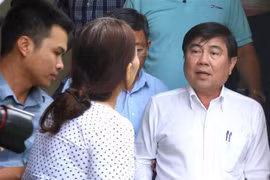 Chủ tịch Ủy ban Nhân dân Thành phố Hồ Chí Minh Nguyễn Thành Phong trao đổi với người dân về dự án Thủ Thiêm. (Ảnh: Trần Xuân Tình/TTXVN)
