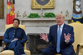 Tổng thống Mỹ Donald Trump (phải) và Thủ tướng Pakistan Imran Khan (trái) trong cuộc gặp tại Washington, DC, Mỹ ngày 22/7. (Ảnh: AFP/TTXVN)