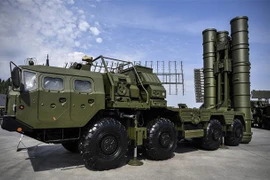 Hệ thống phòng thủ tên lửa S-400 của Nga trưng bày tại triển lãm quốc phòng ở Moskva. (Nguồn: AFP/TTXVN)