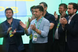 Tổng thống Ukraine Volodymyr Zelensky (giữa) phát biểu tại Kiev ngày 21/7 sau cuộc bầu cử Quốc hội trước thời hạn. Ảnh: (Nguồn: THX/TTXVN)