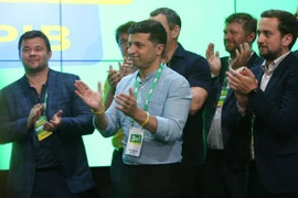 Tổng thống Ukraine Volodymyr Zelensky (giữa) phát biểu tại Kiev ngày 21/7 sau cuộc bầu cử Quốc hội trước thời hạn. Ảnh: (Nguồn: THX/TTXVN)