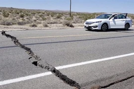 Một tuyến đường bị phá hủy do động đất ở Ridgecrest. (Nguồn: CNN/TTXVN)