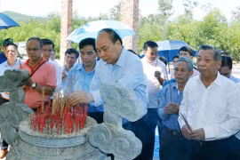 Thủ tướng Nguyễn Xuân Phúc đến dâng hương, hoa tri ân các Anh hùng liệt sỹ tại Đền thờ liệt sỹ Núi Quế, tỉnh Quảng Nam. (Ảnh: Thống Nhất/TTXVN)