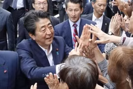 Thủ tướng Nhật Bản Shinzo Abe trong chiến dịch vận động tranh cử cuộc bầu cử thượng viện tại Funabashi, tỉnh Chiba ngày 7/7. (Nguồn: Kyodo/TTXVN)