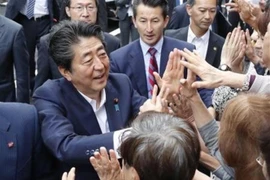 Thủ tướng Nhật Bản Shinzo Abe trong chiến dịch vận động tranh cử cuộc bầu cử thượng viện tại Funabashi, tỉnh Chiba ngày 7/7. (Nguồn: Kyodo/TTXVN)