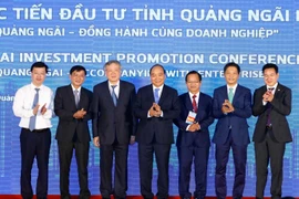 Thủ tướng Nguyễn Xuân Phúc chứng kiến lễ ký kết hợp tác giữa Tập đoàn Hoà Phát và tỉnh Quảng Ngãi. (Ảnh: Thống Nhất/TTXVN)
