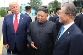 Tổng thống Mỹ Donald Trump, nhà lãnh đạo Triều Tiên Kim Jong-un (giữa) và Tổng thống Hàn Quốc Moon Jae-in (phải) trong cuộc gặp tại Khu phi quân sự (DMZ) ngày 30/6. (Ảnh: THX/TTXVN)