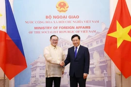 Phó Thủ tướng, Bộ trưởng Bộ Ngoại giao Phạm Bình Minh với Bộ trưởng Bộ Ngoại giao Philippines Teodoro Lopez Locsin. (Ảnh: Lâm Khánh/TTXVN)