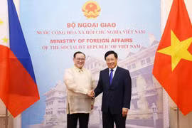 Phó Thủ tướng, Bộ trưởng Bộ Ngoại giao Phạm Bình Minh với Bộ trưởng Bộ Ngoại giao Philippines Teodoro Lopez Locsin. (Ảnh: Lâm Khánh/TTXVN)