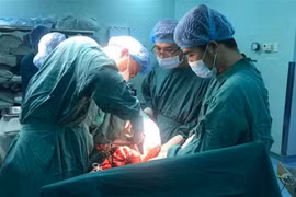 Phẫu thuật cấp cứu cho một sản phụ. Ảnh minh họa. (Ảnh: Lê Xuân/TTXVN)