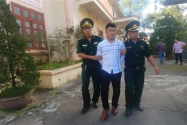 Đối tượng Khoàng Văn Tuấn được áp giải về Đồn biên phòng. (Ảnh TTXVN phát)