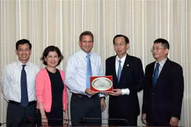 Ông Lê Thanh Liêm, Phó Chủ tịch Thường trực Ủy ban nhân dân Thành phố Hồ Chí Minh, (thứ hai từ phải sang) tiếp ông Todd Brady, Giám đốc Đối ngoại Tập đoàn Intel (giữa). (Ảnh: Xuân Khu/TTXVN)