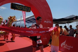 Vận động viên người Australia số báo danh 008 Steve McKenna về đích đầu tiên. (Ảnh: Phan Sáu/TTXVN)