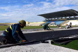 Các đơn vị thi công đang hoàn thiện hạng mục cuối cùng của sân vận động. (Ảnh: Công Tường/TTXVN)