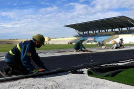 Các đơn vị thi công đang hoàn thiện hạng mục cuối cùng của sân vận động. (Ảnh: Công Tường/TTXVN)