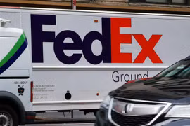 Phương tiện chuyển phát nhanh của FedEx tại New York, Mỹ. (Nguồn: THX/TTXVN)