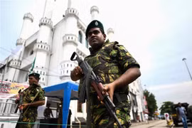 Binh sỹ Sri Lanka gác bên ngoài một nhà thờ Hồi giáo ở Colombo. (Ảnh: AFP/TTXVN)