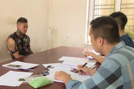 Đối tuợng Hoàng Mạnh tại cơ quan điều tra. (Ảnh: TTXVN phát)