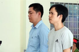 Hai bị cao Bùi Đức Nghĩa và Nguyễn Tuấn Anh tại tòa. (Ảnh: TTXVN phát)