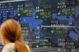Bảng tỷ giá chứng khoán tại thủ đô Tokyo, Nhật Bản. (Ảnh: Kyodo/TTXVN)