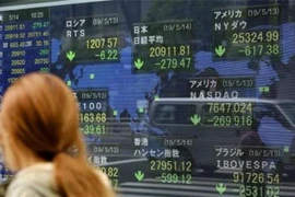 Bảng tỷ giá chứng khoán tại thủ đô Tokyo, Nhật Bản. (Ảnh: Kyodo/TTXVN)