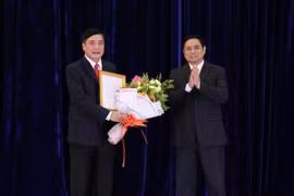 Đồng chí Phạm Minh Chính, Ủy viên Bộ Chính trị, Bí thư Trung ương Đảng, Trưởng ban Tổ chức Trung ương trao quyết định cho đồng chí Bùi Văn Cường. (Ảnh: Tuấn Anh/TTXVN)