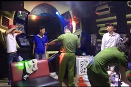 Lực lượng chức năng tiến hành kiểm tra cơ sở karaoke Thuận Kiều. (Ảnh: TTXVN phát)