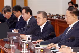 Tổng thống Hàn Quốc Moon Jae-in (thứ 2, phải) trong cuộc họp Nội các tại Seoul. (Nguồn: Yonhap/TTXVN)