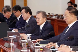 Tổng thống Hàn Quốc Moon Jae-in (thứ 2, phải) trong cuộc họp Nội các tại Seoul. (Nguồn: Yonhap/TTXVN)