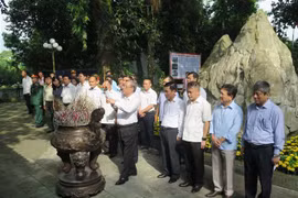 Thường trực Ban Bí thư Trần Quốc Vượng và Đoàn công tác dâng hương các Anh hùng Liệt sỹ tại Khu di tích Quốc gia 27/7. (Ảnh: Quân Trang/TTXVN)