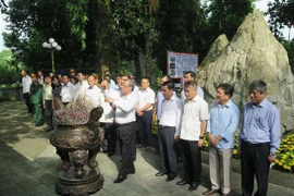 Thường trực Ban Bí thư Trần Quốc Vượng và Đoàn công tác dâng hương các Anh hùng Liệt sỹ tại Khu di tích Quốc gia 27/7. (Ảnh: Quân Trang/TTXVN)