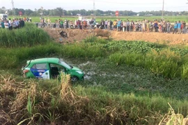 Hiện trường vụ tai nạn tàu SE1 đâm taxi Mai Linh tại Núi Thành-Trí Bình. (Ảnh: Phước Ngọc/TTXVN)