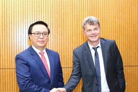 Trưởng Ban Đối ngoại Trung ương Hoàng Bình Quân hội đàm ông Fabien Roussel. (Ảnh: Phương Hoa/TTXVN)