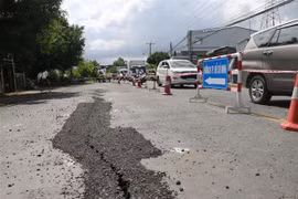 Các viết rạn nứt trong ngày 27/7 đã được xử lý lấp lại vào chiều ngày 28/7 nhưng đến sáng ngày 29/7 tiếp tục phát triển rộng hơn từ 3-4cm. (Ảnh: Công Mạo/TTXVN)