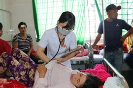 Bệnh nhân đang được điều trị tại Bệnh biện Đa khoa thị xã Buôn Hồ (Đắk Lắk). (Ảnh: Tuấn Anh/TTXVN)