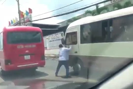 Hai xe khách lạng lách, đánh võng. (Nguồn: Vietnam+)